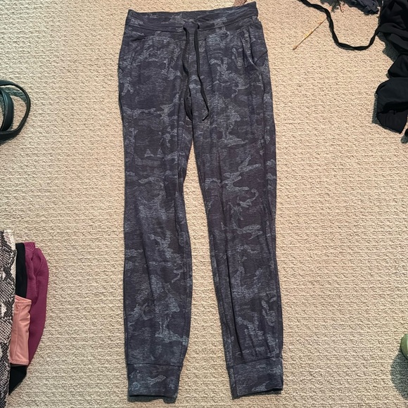 Lululemon camo joggers - Picture 1 of 4